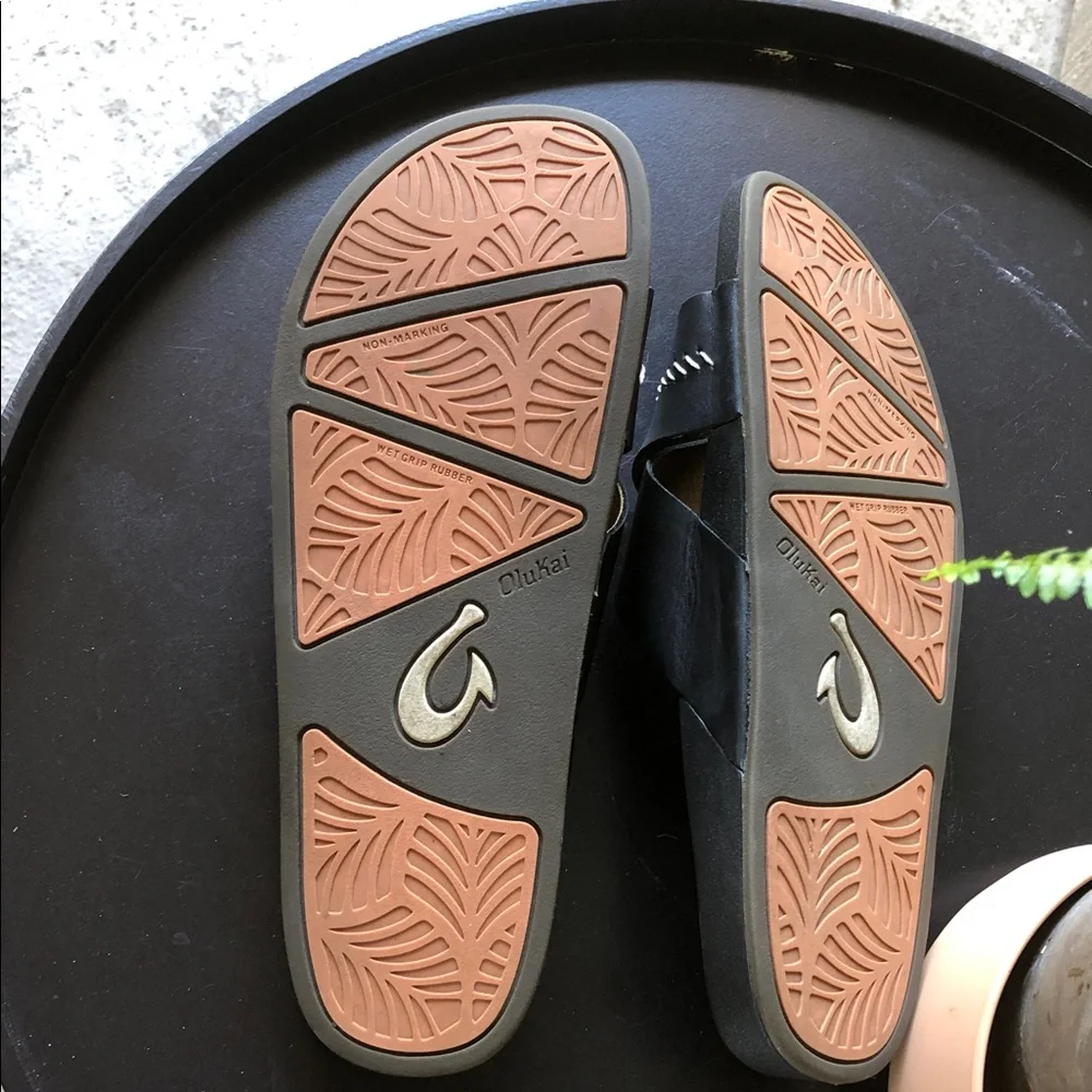 OluKai Women's Black Crisscross Slide Sandals